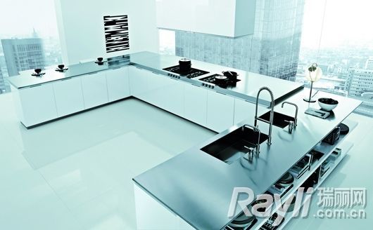 Matrix系列拥有“鉴赏级厨房”的美誉，在彰显现代简约风格的同时，更以庞大储物空间及广阔的柜面见称。 